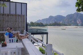 Phi Phi Cozy Seafront Resort