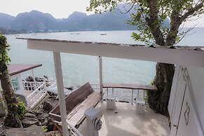 Phi Phi Cozy Seafront Resort
