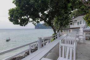Phi Phi Cozy Seafront Resort