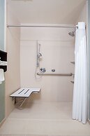 Holiday Inn Express & Suites Eureka by IHG