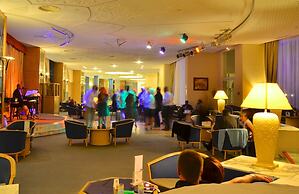 Royal Garden Palace (Families and Couples)