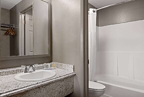 Days Inn by Wyndham Lakewood South Tacoma