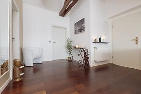 The Queen Luxury Apartments - Villa Giada