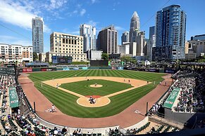 Holiday Inn Express & Suites Charlotte North by IHG