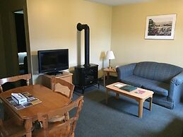 Shallow Bay Motel & Cabins