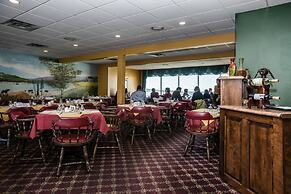 Shallow Bay Motel & Cabins