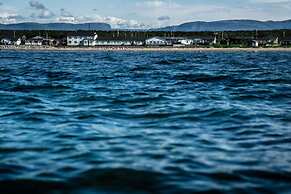 Shallow Bay Motel & Cabins