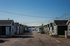 Shallow Bay Motel & Cabins