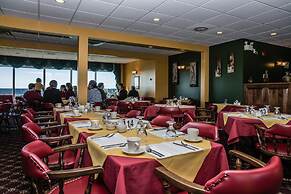 Shallow Bay Motel & Cabins