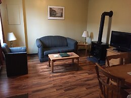 Shallow Bay Motel & Cabins