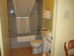 Shallow Bay Motel & Cabins