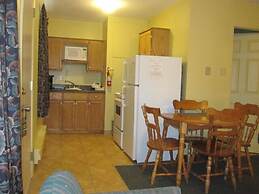 Shallow Bay Motel & Cabins