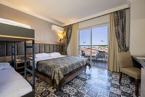 Crystal Aura Beach Resort & Spa – All Inclusive