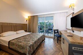 Crystal Aura Beach Resort & Spa – All Inclusive