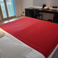 Blue Shades Aparthotel