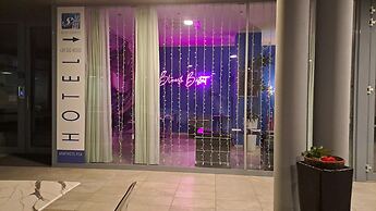Blue Shades Aparthotel