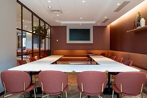 AC Porte Maillot Hotel