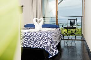 El Faro Containers Beach Hotel