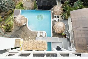 El Faro Containers Beach Hotel