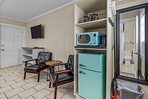 Dolphin Oceanfront Motel