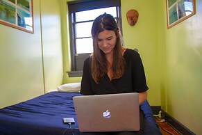 Ocean Island Inn Backpackers Suites - Hostel