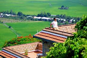 Victoria Nui Sam Lodge