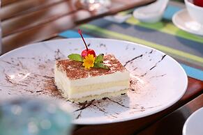 Victoria Nui Sam Lodge