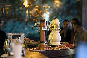 Chinggis Khaan Hotel