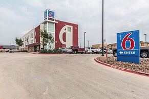 Motel 6 Laredo, TX - Airport