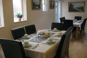 White House View Guest House