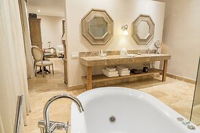 Bastión Luxury Hotel