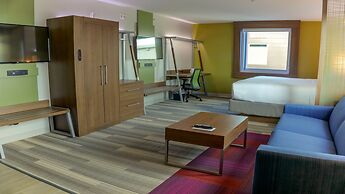 Holiday Inn Express & Suites Miami Airport East by IHG