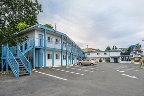 Castaway Motel