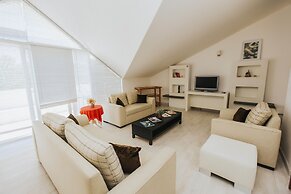 Dedeminn Marina Hotel