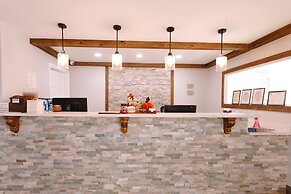 Riverbend Motel & Cabins