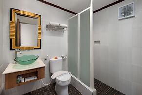 Royal Caravan Hotel Trawas