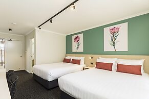 Nightcap at Balaclava Hotel