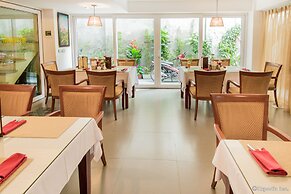 Golden Sunshine Villa Hotel and Travel