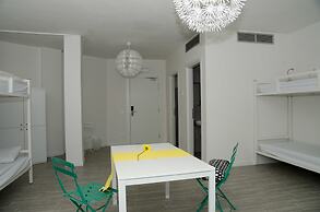 Meet Gardalake Hostel