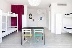 Meet Gardalake Hostel