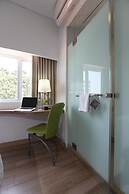 Whiz Hotel Cikini Jakarta