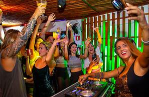 Sambass lounge beach cafe & Pousada