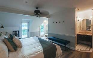 Rowena's Inn On The River