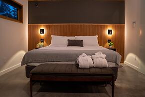 Rowena's Inn On The River