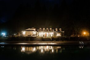 Rowena's Inn On The River