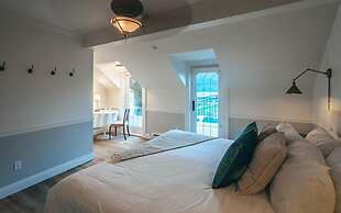 Rowena's Inn On The River