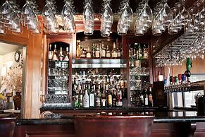 Rowena's Inn On The River