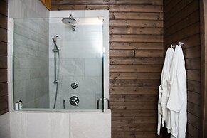 Rowena's Inn On The River