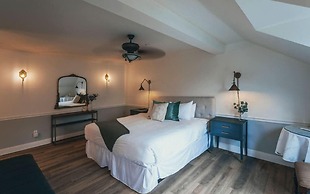 Rowena's Inn On The River