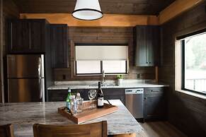 Rowena's Inn On The River